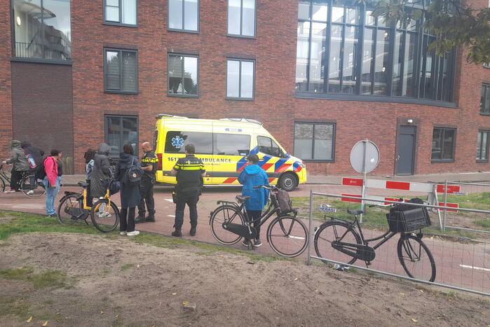 Twee fietsers botsen op elkaar