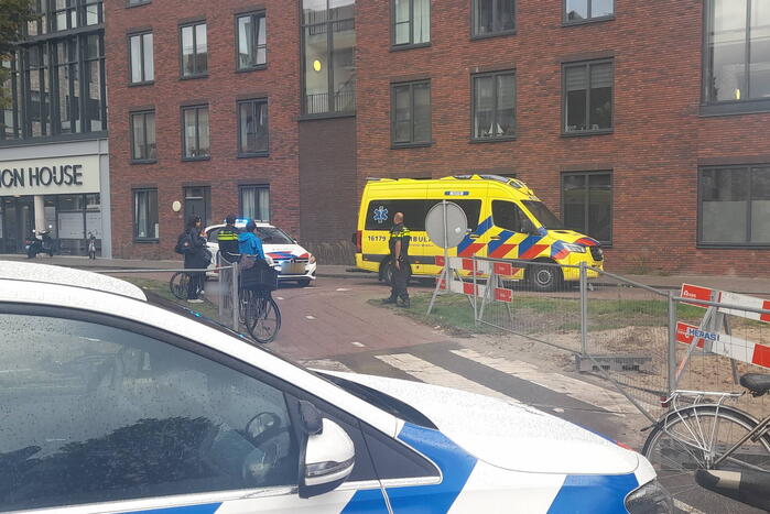 Twee fietsers botsen op elkaar