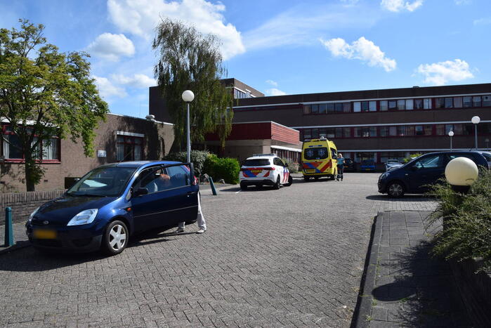 Automobilist en scooterrijder in botsing