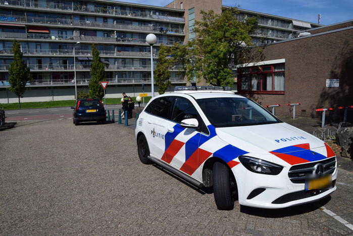 Automobilist en scooterrijder in botsing