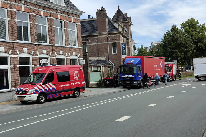 Vrachtwagen rijdt dieseltank lek