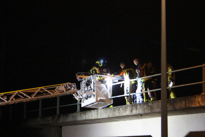 Hulpdiensten halen persoon van viaduct af, geen treinverkeer