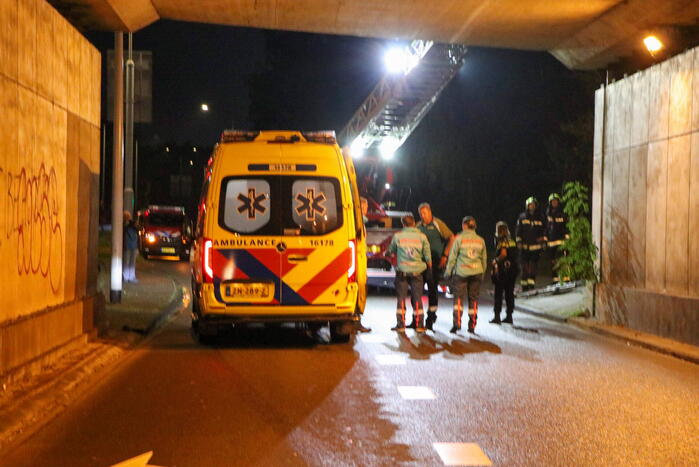 Hulpdiensten halen persoon van viaduct af, geen treinverkeer