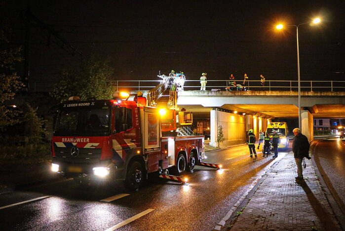 Hulpdiensten halen persoon van viaduct af, geen treinverkeer