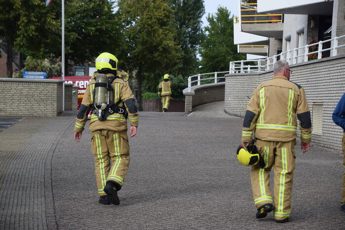 Brandweer controleert parkeergarage vanwege gaslucht