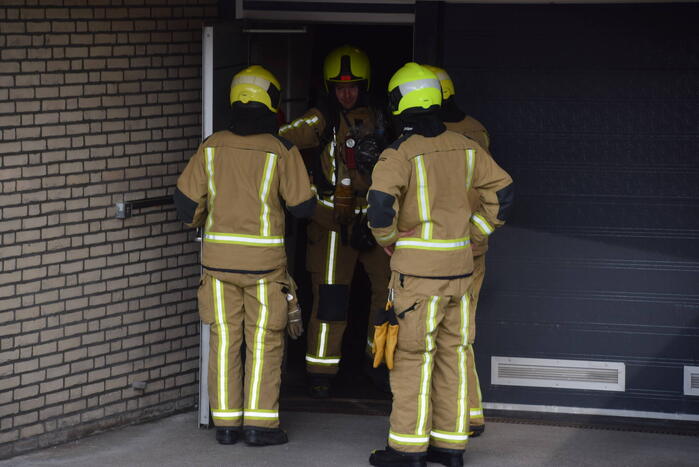 Brandweer controleert parkeergarage vanwege gaslucht