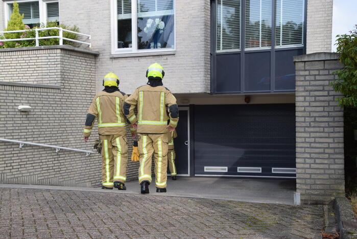 Brandweer controleert parkeergarage vanwege gaslucht