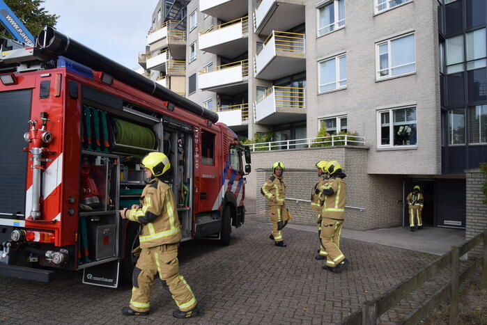 Brandweer controleert parkeergarage vanwege gaslucht