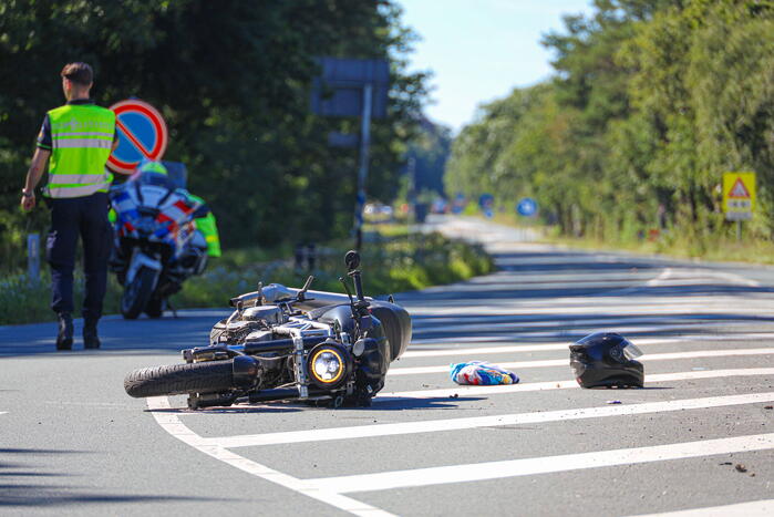 Motorrijder ernstig gewond bij botsing met auto