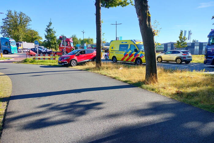 Fietser en automobilist in botsing op rotonde