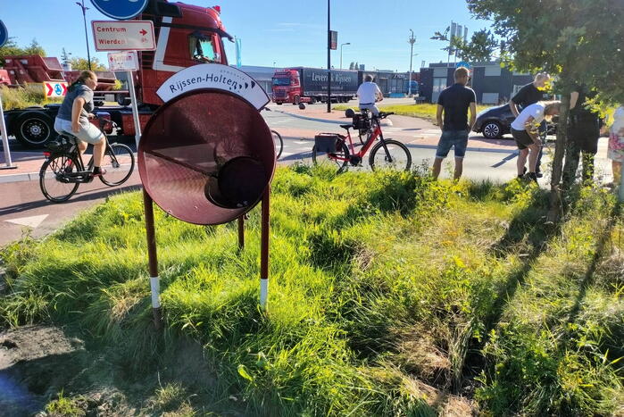 Fietser en automobilist in botsing op rotonde