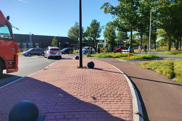 Fietser en automobilist in botsing op rotonde