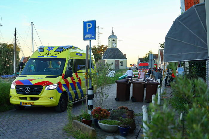 Persoon met boot uit water gered