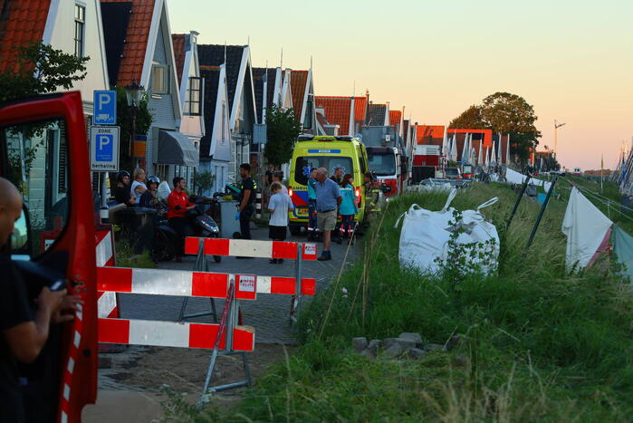 Persoon met boot uit water gered