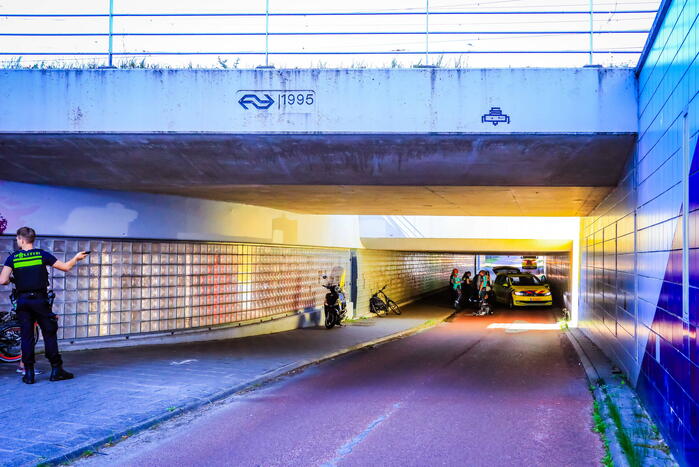 Man valt van fiets in fietstunnel