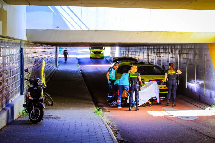 Man valt van fiets in fietstunnel