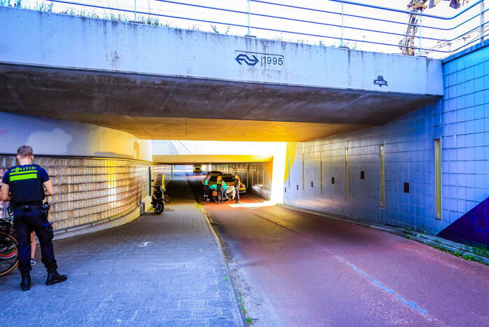 Man valt van fiets in fietstunnel