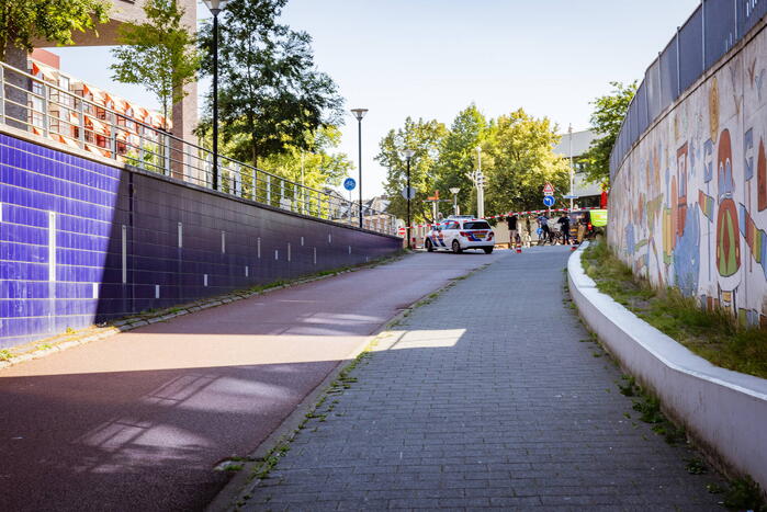 Man valt van fiets in fietstunnel