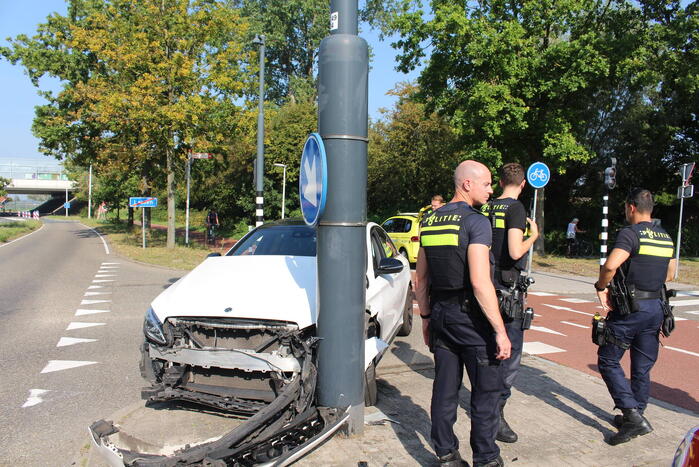 Automobilist botste op paal