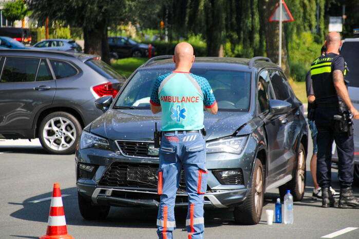 Personenauto's in botsing op kruising