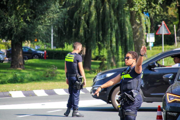 Personenauto's in botsing op kruising