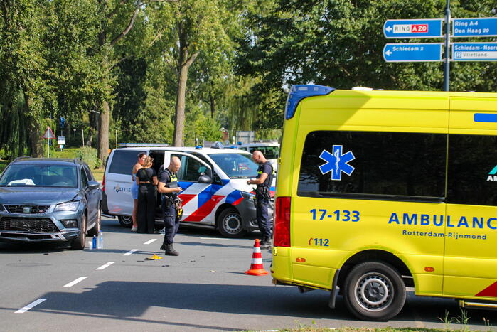 Personenauto's in botsing op kruising