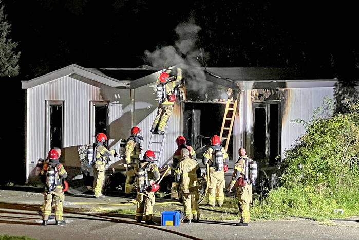 Brandweerman gewond tijdens blussen brandende stacaravan