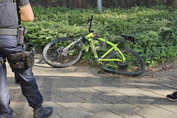 Scooterrijder en fietser in botsing