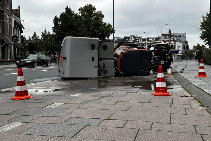 Voertuig van onkruidverdelger kantelt op fietspad