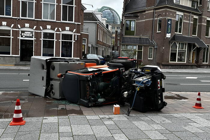 Voertuig van onkruidverdelger kantelt op fietspad