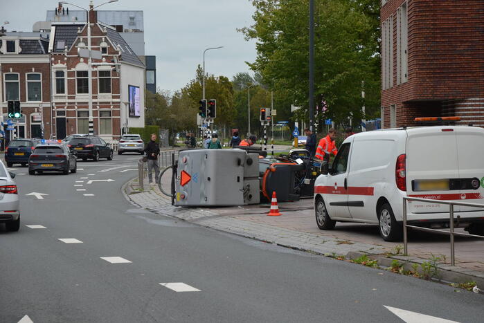 Voertuig van onkruidverdelger kantelt op fietspad