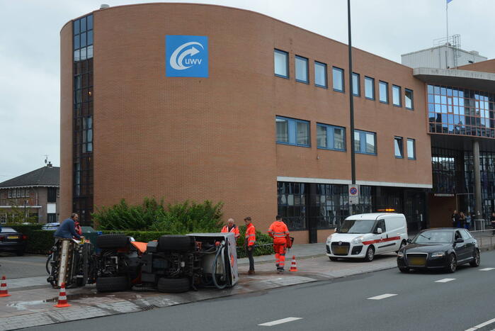 Voertuig van onkruidverdelger kantelt op fietspad