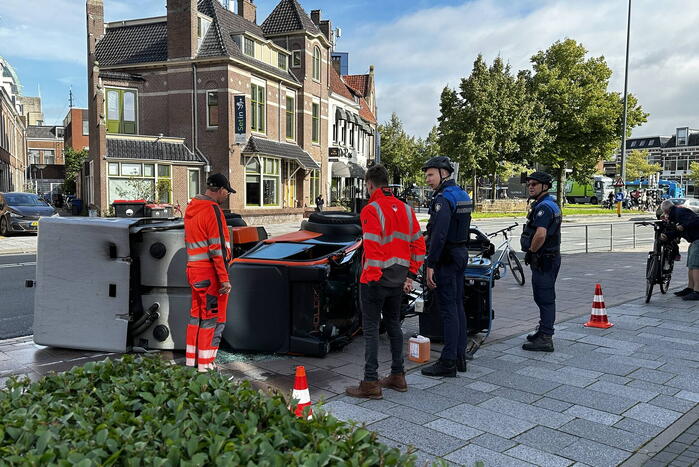 Voertuig van onkruidverdelger kantelt op fietspad