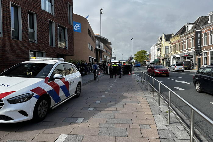 Voertuig van onkruidverdelger kantelt op fietspad