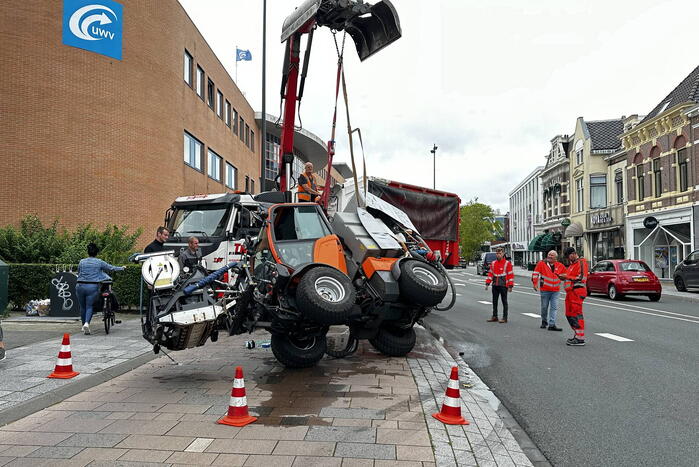 Voertuig van onkruidverdelger kantelt op fietspad