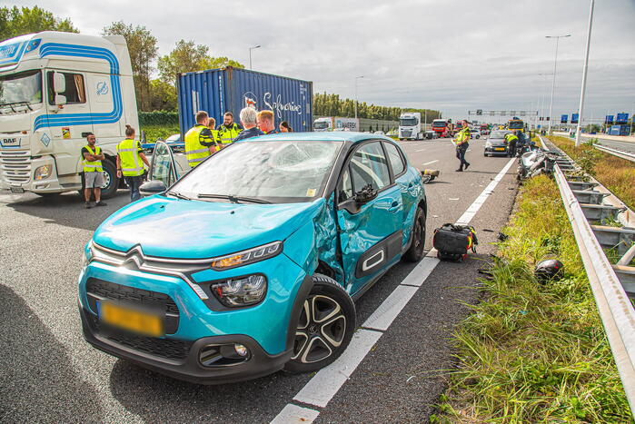 Motorrijder zwaargewond bij botsing met auto