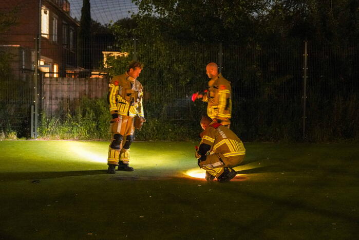 Vuurwerkbom en nitraten aangetroffen op voetbalveldje