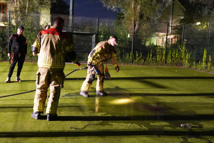 Vuurwerkbom en nitraten aangetroffen op voetbalveldje