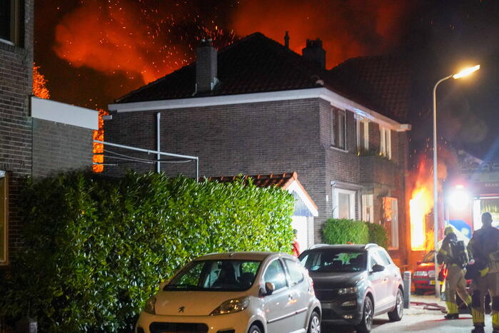 Dode en drie gewonden bij uitslaande brand