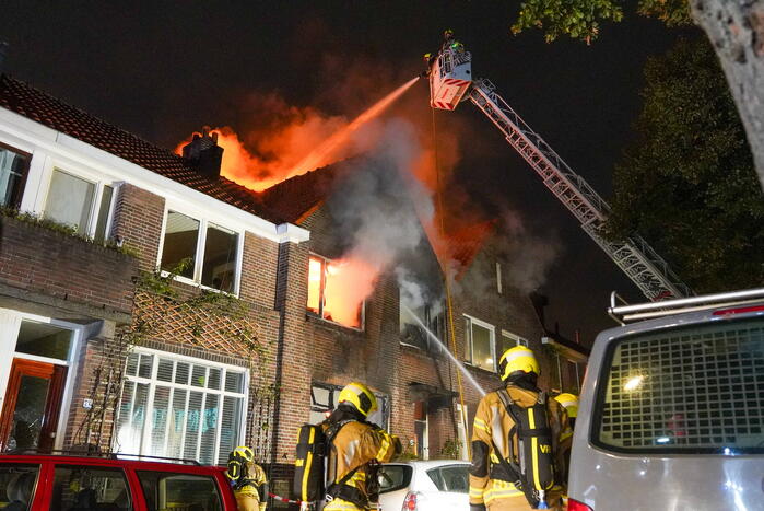 Dode en drie gewonden bij uitslaande brand