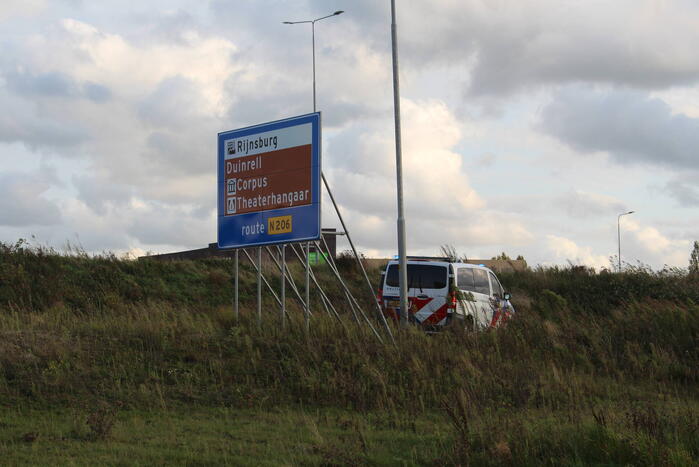 Auto rijdt vanaf afrit de sloot in