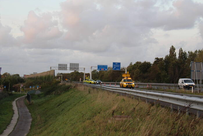 Auto rijdt vanaf afrit de sloot in