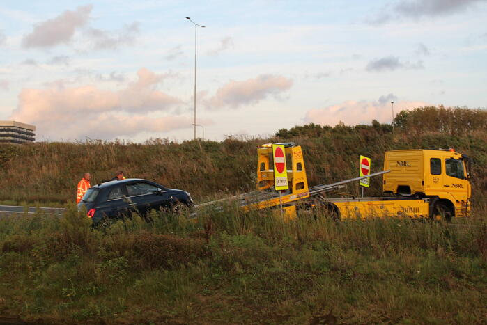 Auto rijdt vanaf afrit de sloot in