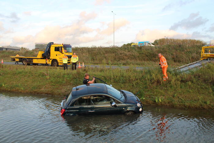 Auto rijdt vanaf afrit de sloot in