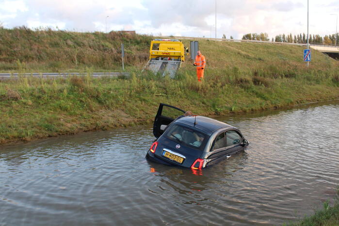 Auto rijdt vanaf afrit de sloot in