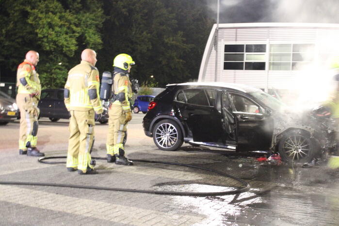 Geparkeerde auto zwaar beschadigd door brand