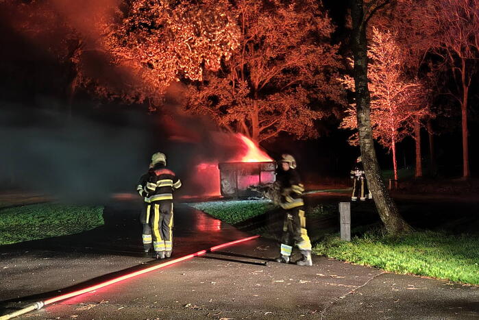 Grote bouwcontainer in brand