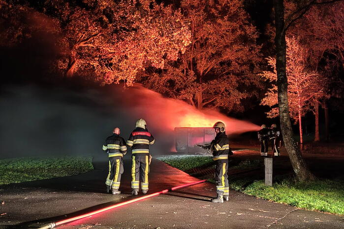 Grote bouwcontainer in brand