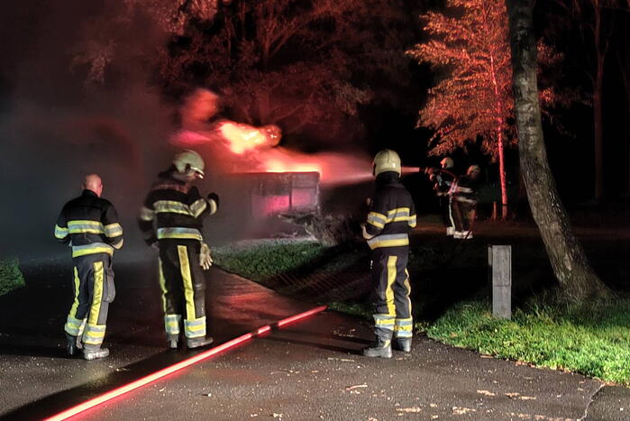 Grote bouwcontainer in brand