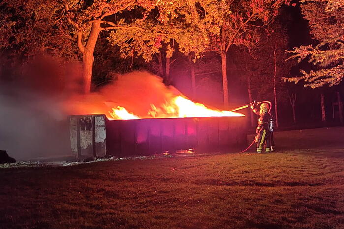 Grote bouwcontainer in brand